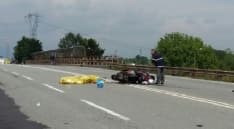 TORINO-BORGARO - Camper travolge una moto: centauro morto sul colpo. Il camper non si ferma - FOTO