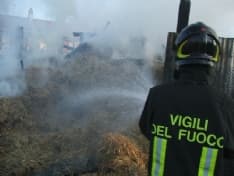 CALUSO - Incendio devasta un fienile in frazione Vallo
