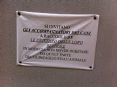 RIVAROLO - Escrementi sui marciapiedi: messaggi contro i padroni dei cani