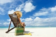 ESTATE - Tutti all'amuchina beach