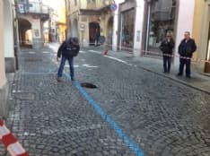 CASTELLAMONTE - Crolla il porfido in via Nigra: strada chiusa - FOTO