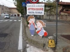 FAVRIA - Bimbi di polistirolo ai lati della strada per convincere gli automobilisti ad andare piano - FOTO e VIDEO