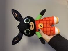 SAN GIORGIO CANAVESE - Bimbo perde il suo adorato peluche di Bing: lo riabbraccia grazie ai social