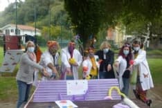 SALERANO - Inaugurate due panchine della gentilezza di colore viola - FOTO