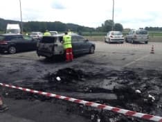 IVREA - Incendio devasta 5 auto nel parcheggio della A5