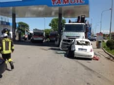 CASTELLAMONTE - Grave incidente stradale tra un'ambulanza e un'auto: tre feriti - FOTO E VIDEO