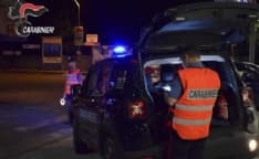 LEINI - Ragazzi in strada con le birre comprate in un bar: trenta multe da 400 euro. A chiamare i carabinieri i residenti della zona