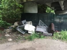 PONT CANAVESE - Maiali in azione: catasta di rifiuti abbandonata all'ingresso del paese