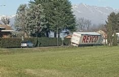 FELETTO-BOSCONERO - Camion fuori strada sulla 460