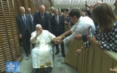 LAVORO - Il Papa riceve i vertici di Confindustria e cita Olivetti: «Se la forbice tra gli stipendi è troppo alta si ammala la società»