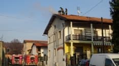 MONTALENGHE - Va a fuoco un camino: vigili del fuoco al lavoro