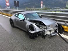 AUTOSTRADA TORINO-AOSTA - Sfascia la Porsche andando a sbattere contro le barriere dopo la galleria di Quassolo - FOTO