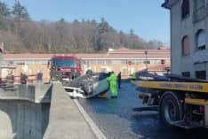 IVREA - Si ribalta con l'auto in corso Garibaldi, intervento dei vigili del fuoco - FOTO