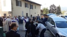 VAL DI CHY - L'ultimo saluto all'amato diacono Adriano Gillone