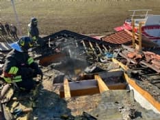 MERCENASCO - Le fiamme avvolgono il tetto della casa, provvidenziale intervento dei vigili del fuoco - FOTO