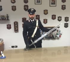 LEINI - Tenta di colpire la moglie con una spada: arrestato