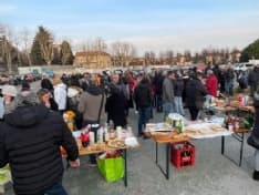 CALUSO - Aperitivo «fai-da-te» nell'area mercatale per dire «no» al Green pass