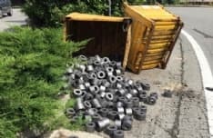 VALPERGA - Camion perde il carico vicino al semaforo - FOTO