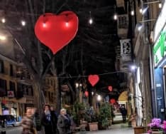 RIVAROLO CANAVESE - Cuori rossi per San Valentino nel «corso dell'amore»