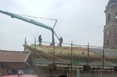 VESTIGNE' - Prende fuoco il tetto di una casa durante i lavori - FOTO