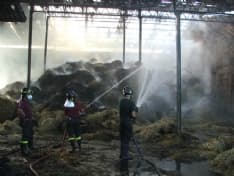 FAVRIA - Fienile a fuoco: paura per il tetto in eternit - FOTO