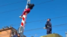 NOLE - Si aggancia alla sbarra del passaggio a livello e resta sospeso per aria, 13enne salvato dalla polizia locale - FOTO
