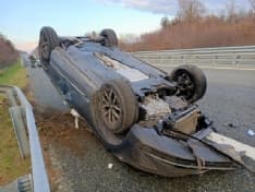 PAURA SULL'AUTOSTRADA - Auto impazzita si schianta contro le segnalazioni del cantiere e si ribalta - FOTO