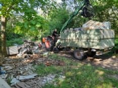 MONTALENGHE - Una camionata di rifiuti abbandonati tra i boschi: «Questi maledetti farabutti devono ricevere pene severe»