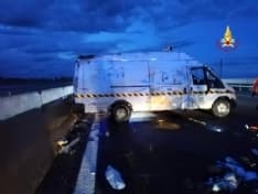 AUTOSTRADA A4 - Furgone pieno di vernici si ribalta dopo il casello di Rondissone - FOTO