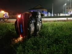 FAVRIA - «Parcheggia» l'auto sul prato con due ruote all'aria - FOTO