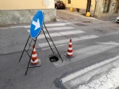 VALPERGA - Attenti al buco in via Mazzini, cede l'asfalto lungo le strisce pedonali