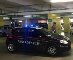 RIVAROLO - Neonato resta chiuso in auto: salvato dai carabinieri nel parcheggio del Gigante