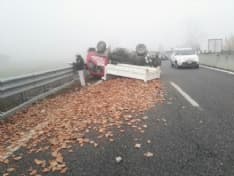 TORINO-CASELLE - Camion si ribalta sulla superstrada: due feriti