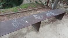 VALPERGA - Vandali in azione nei pressi della chiesa di San Giorgio, rovinati cartelli, panchine e staccionata - FOTO