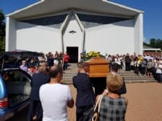 IVREA - Centinaia di persone in chiesa per l'ultimo addio al macchinista Roberto Madau