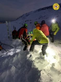 TRAVERSELLA - Scialpinista si infortuna in quota: il soccorso alpino la recupera salendo con sci e pelli di foca - FOTO