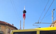 NOLE - Resta appeso alla sbarra del passaggio a livello, il sindaco: «E' stato un incidente, poteva capitare a chiunque»