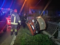 LOMBARDORE - Esce di strada e si schianta contro una cancellata