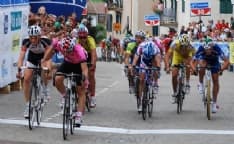 CICLISMO - Vince la corsa di Rivara ma rifiuta il bacio delle miss e lo champagne: «Sono musulmano»