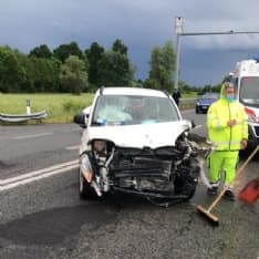 BAIRO-CASTELLAMONTE - Schianto sulla Pedemontana tra una Panda e il camioncino di un corriere: un ferito - FOTO