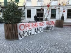 IVREA - Operai Mgc senza stipendio manifestano sotto il municipio