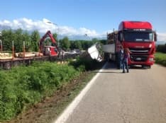 FELETTO-CICONIO - Provinciale troppo stretta: camion si ribalta e perde il carico - FOTO E VIDEO