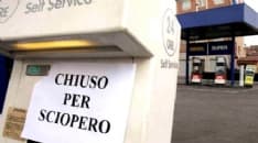 SCIOPERO BENZINAI - Da questa sera pompe chiuse fino a mercoledi. I sindacati: «Immotivata esclusione della categoria dal decreto ristori»