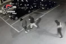 STRAMBINO - Rubano un estintore sul treno e imbrattano la stazione: 4 baby vandali presi dai carabinieri - VIDEO