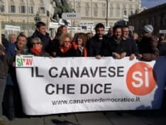 CANAVESE - Sindaci, politici e gente comune in piazza per il «Si Tav» - FOTO