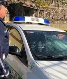 IVREA - Lancia due massi contro l'auto della polizia municipale, si barrica in casa poi scappa nei boschi