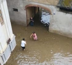 VIOLENTO NUBIFRAGIO SUL CANAVESE - Sottopassi allagati a Feletto, auto nel canale a Favria - FOTO E VIDEO