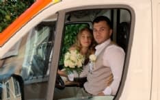 SAN MAURIZIO - Arrivano al matrimonio in ambulanza, originale viaggio degli sposi prima di un «sì» da favola - FOTO