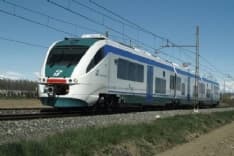 STRAMBINO - Camion sbatte al passaggio a livello: ferrovia bloccata