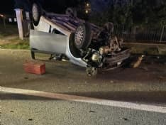 VALPERGA - Fuori strada con l'auto, colpisce un palo della luce e si ribalta sulla provinciale: 20enne ferito - FOTO